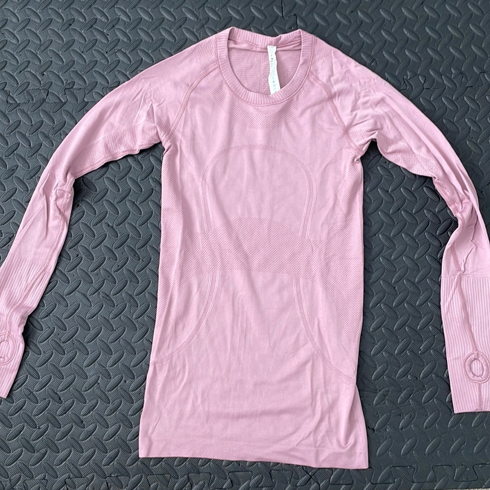 Lululemon size 4 swiftly tech long sleeve. New condition.